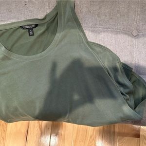 Banana Republic long tank in olive. M